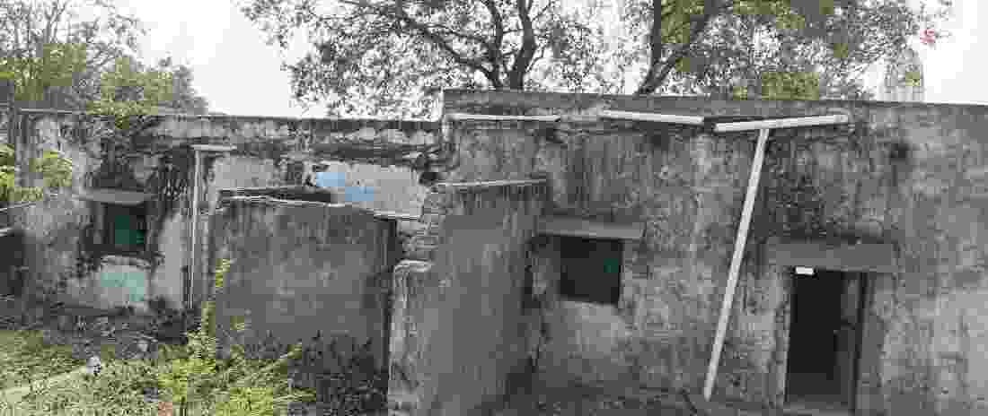 राजस्थान: बामन देवरिया स्कूल भवन जर्ज़र, कक्षा के अभाव में छा