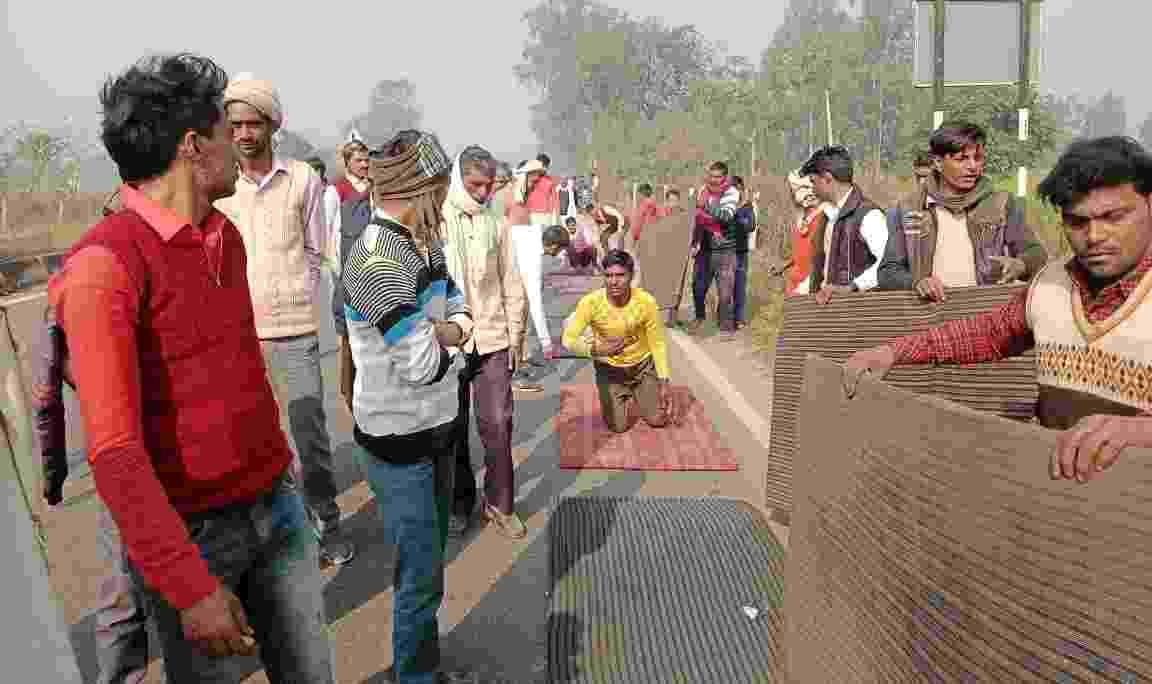 उत्तर प्रदेश: गाँव छोकरपुर से गंगा माँ के भक्त दंडवत प्रणाम 