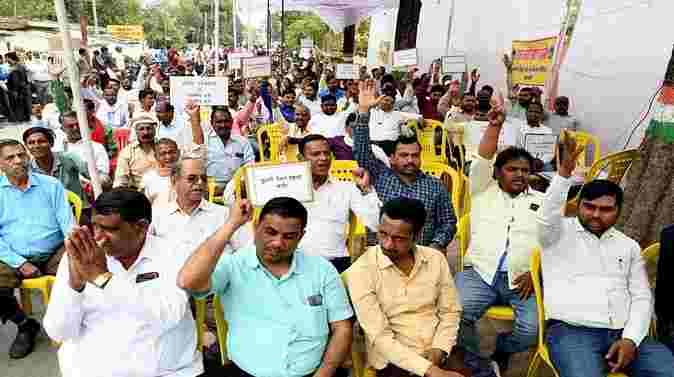 Uttar pradesh: बिजली कर्मचारियों की हड़ताल से आपूर्ति ठप, कई