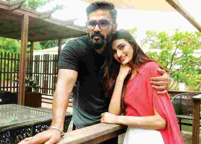 शादी के 9 महीने बाद पहली बार बेटी संग दिखे अन्ना