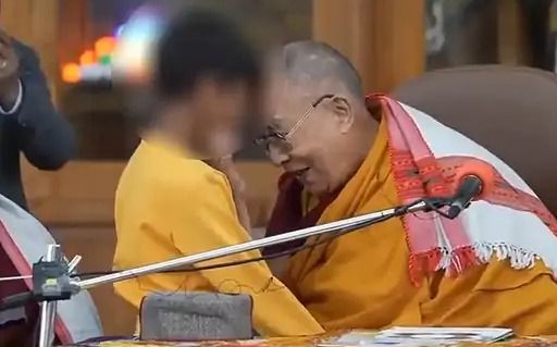 Dalai Lama apologizes for kissing a child: बच्चे को किस करने वाली वीडियो सामने आने के बाद दलाई लामा ने मांगी माफी